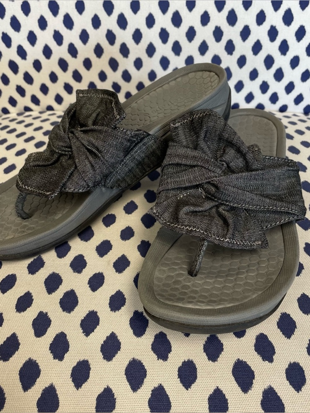 Bare Traps black denim sandals size 6.5